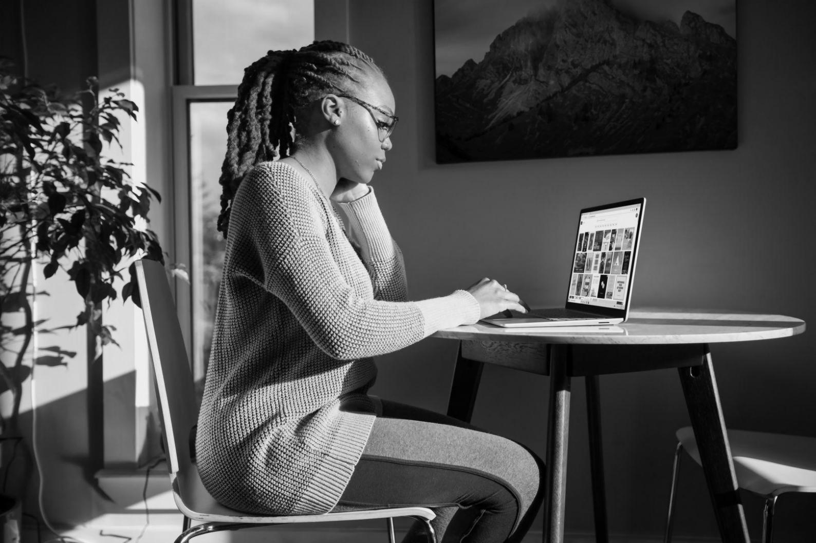 Personne travaillant sur ses finances personnelles avec des documents et une calculatrice